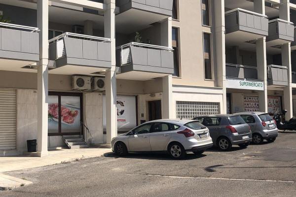 Negozio in Via Giuseppe Inzucchi 24, Castellana Grotte, {3} - Foto 1