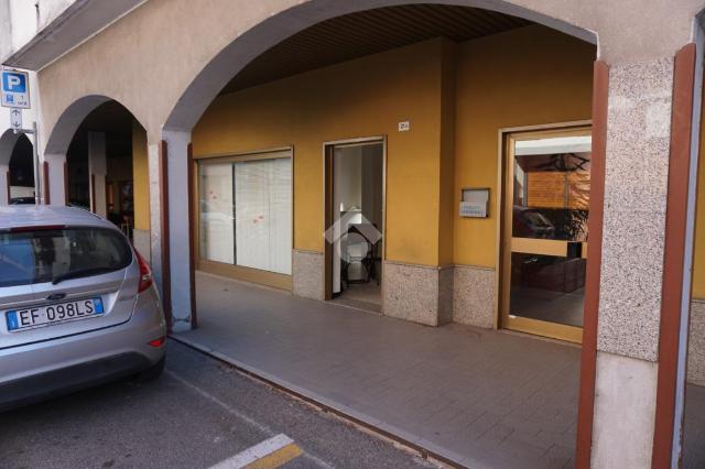 2-room flat in Via Davide Squarini 21, Momo - Photo 1