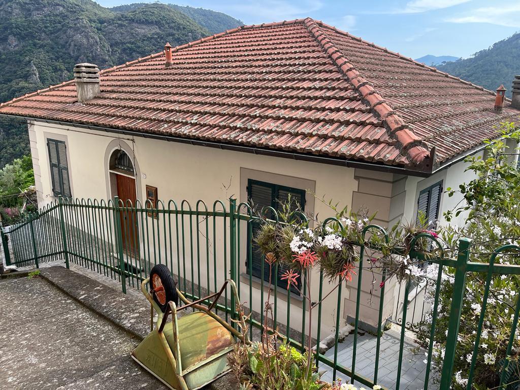 Casa indipendente in vendita a Castiglione Chiavarese