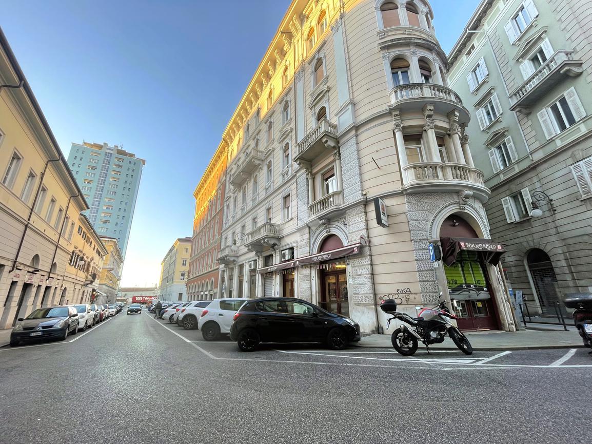 Negozio in Via Giovanni E Demetrio Economo 1, Trieste, {3} - Foto 1