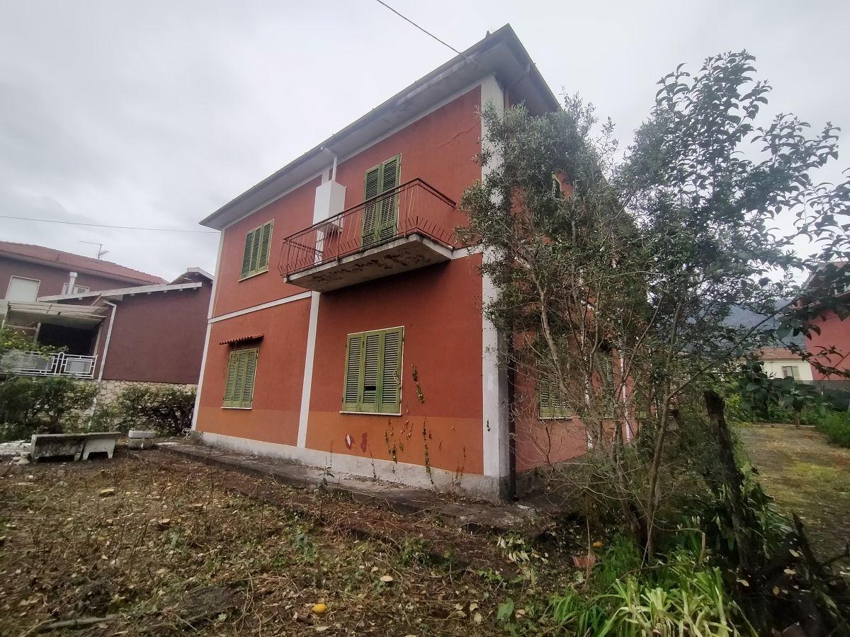 casa indipendente in vendita a Massa in zona Castagnola
