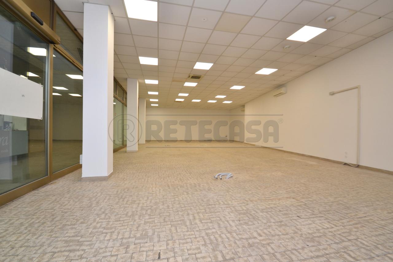 Palazzina commerciale in , Valdagno, {3} - Foto 2