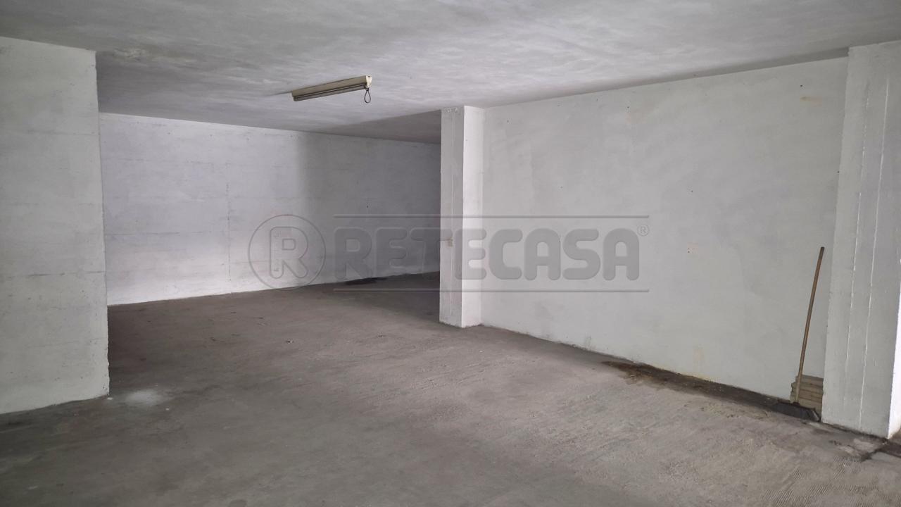 Parcheggio chiuso in , Valdagno, {3} - Foto 2
