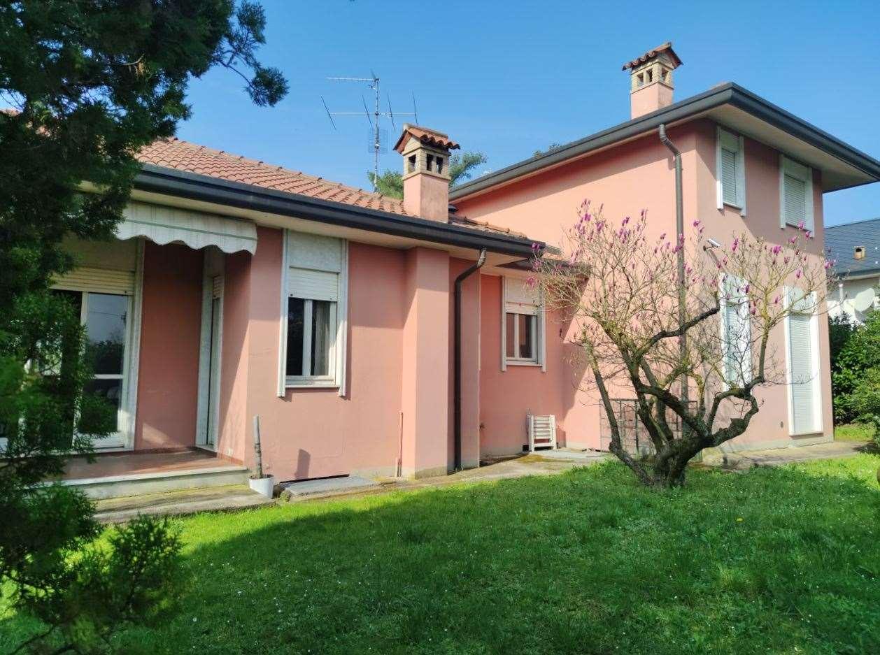Villa bifamiliare in vendita a Monguzzo