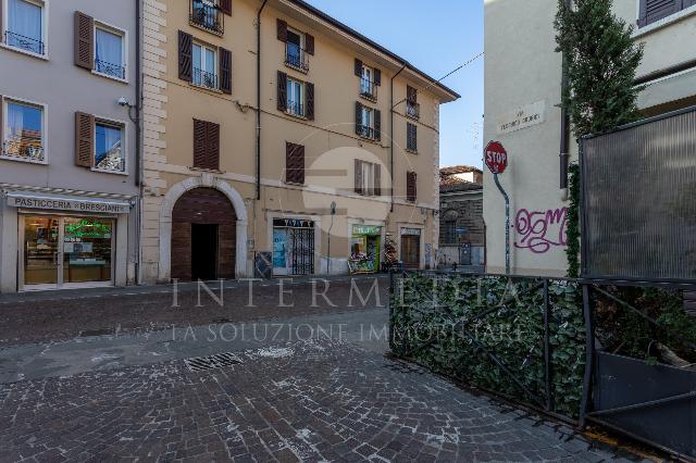 Palazzina commerciale in Contrada Carmine  51, Brescia - Foto 1