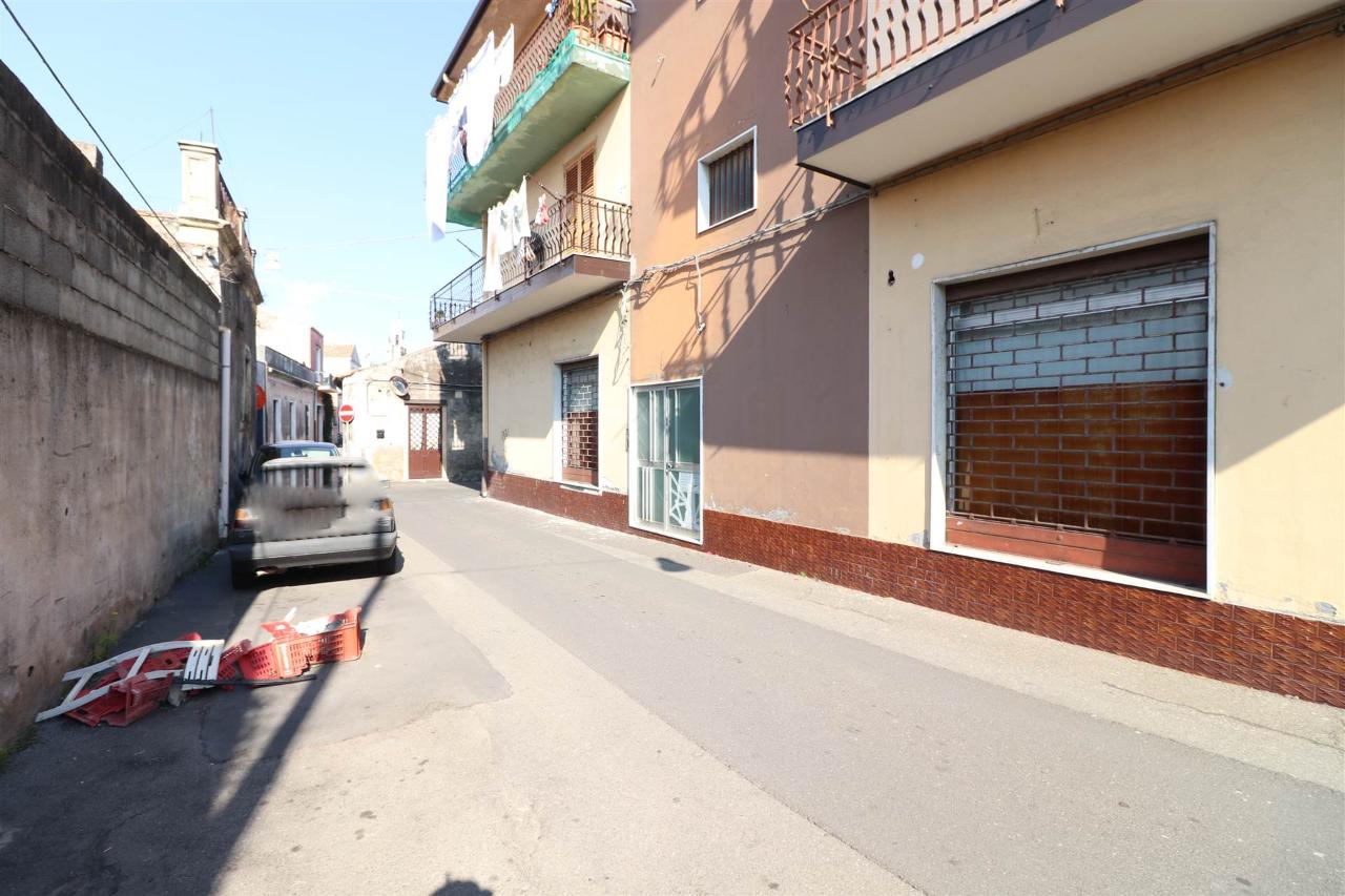 Negozio in Via Lucio Finocchairo Angolo Via Umberto, Aci Sant'Antonio, {3} - Foto 2