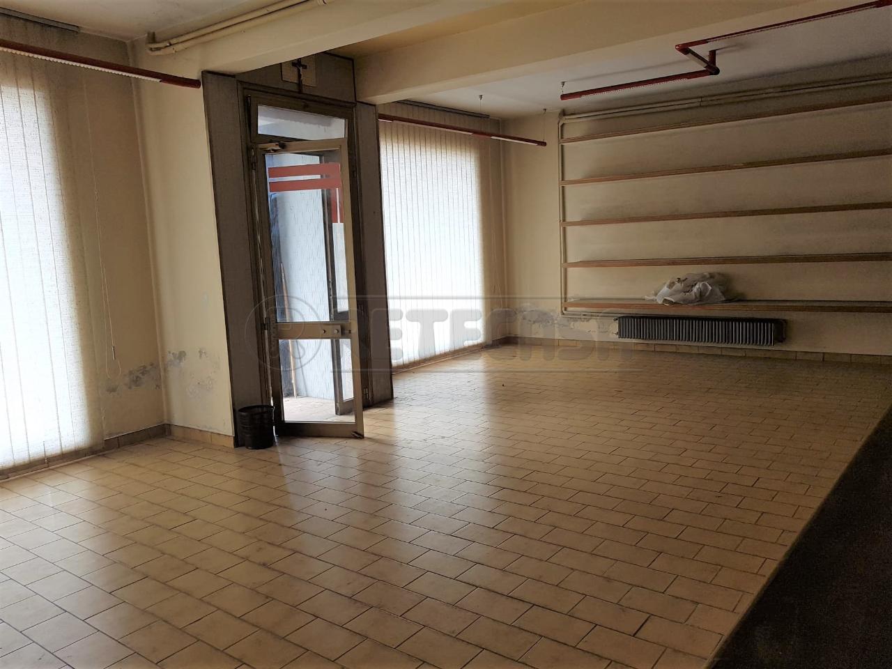 Palazzina commerciale in Piazza IV Novembre 18, Martellago, {3} - Foto 1