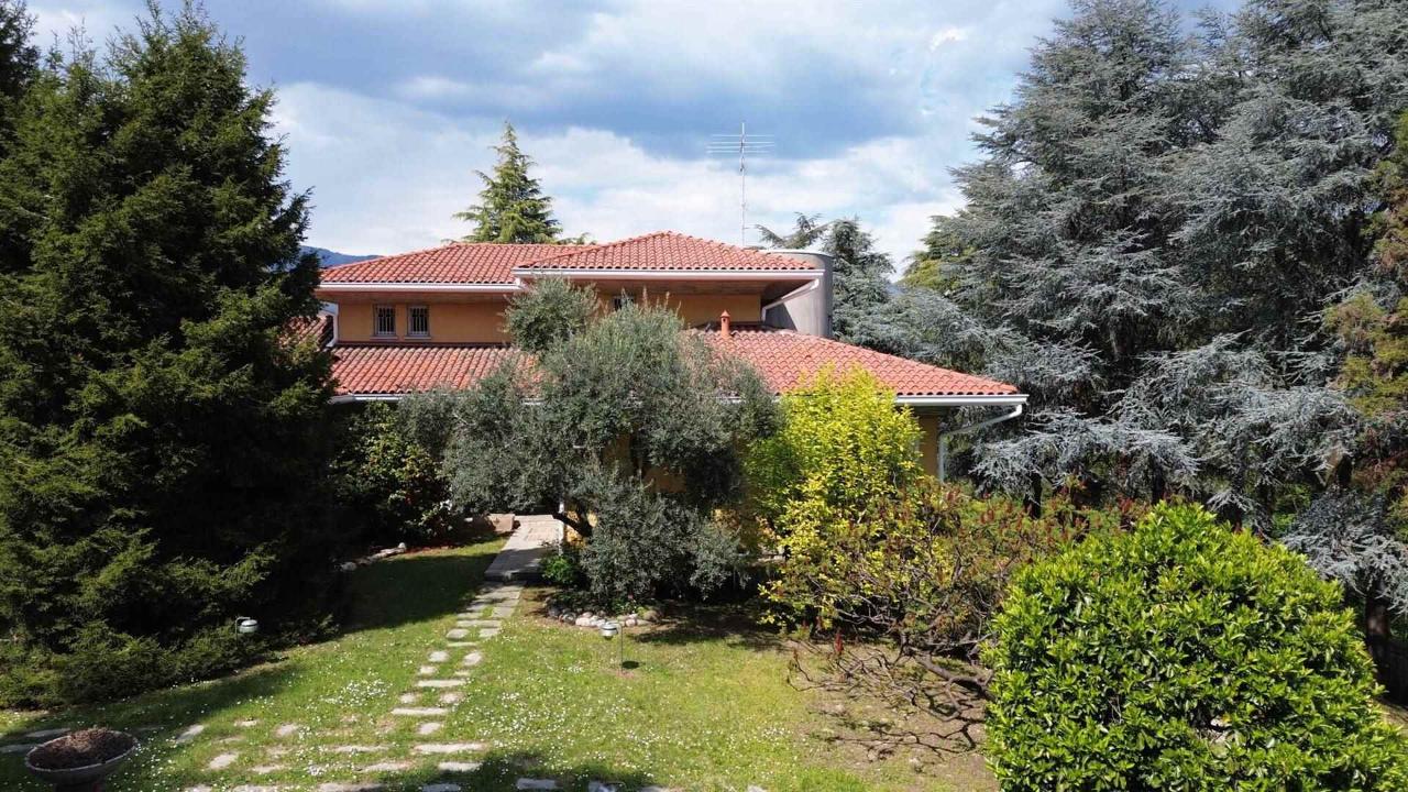 Villa in vendita a Monguzzo