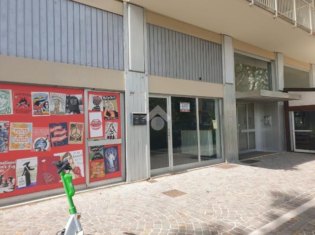 Negozio in Viale Tripoli 216, Rimini - Foto 1