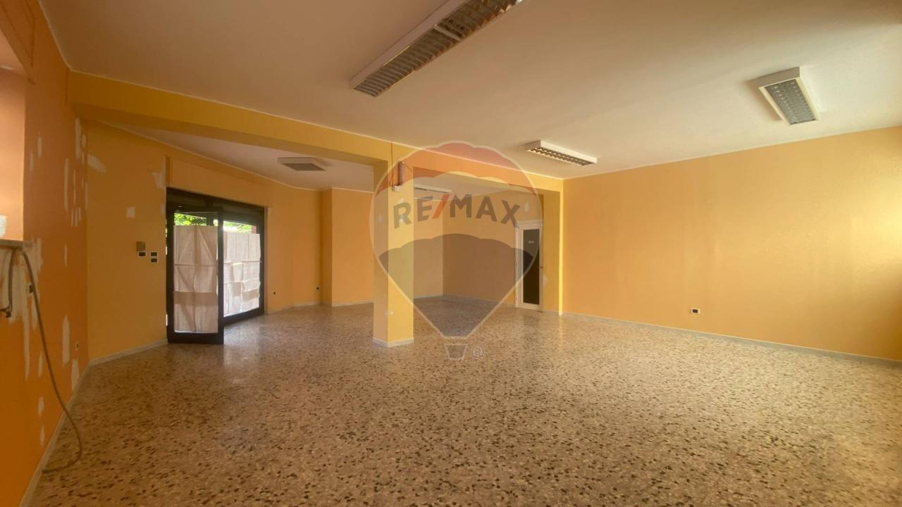 Negozio in Piazza IV Novembre 3, Villamagna - Foto 1