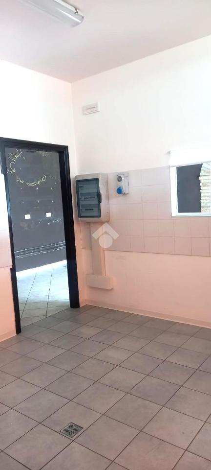 Negozio in Piazza della Repubblica 6, Torrile, {3} - Foto 1