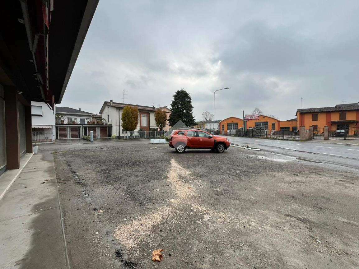 Negozio in Viale Don Minzoni 45, Sissa Trecasali, {3} - Foto 2