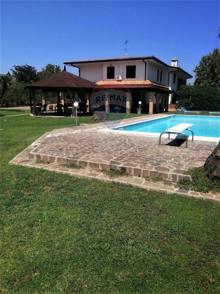 Villa in vendita a Latina