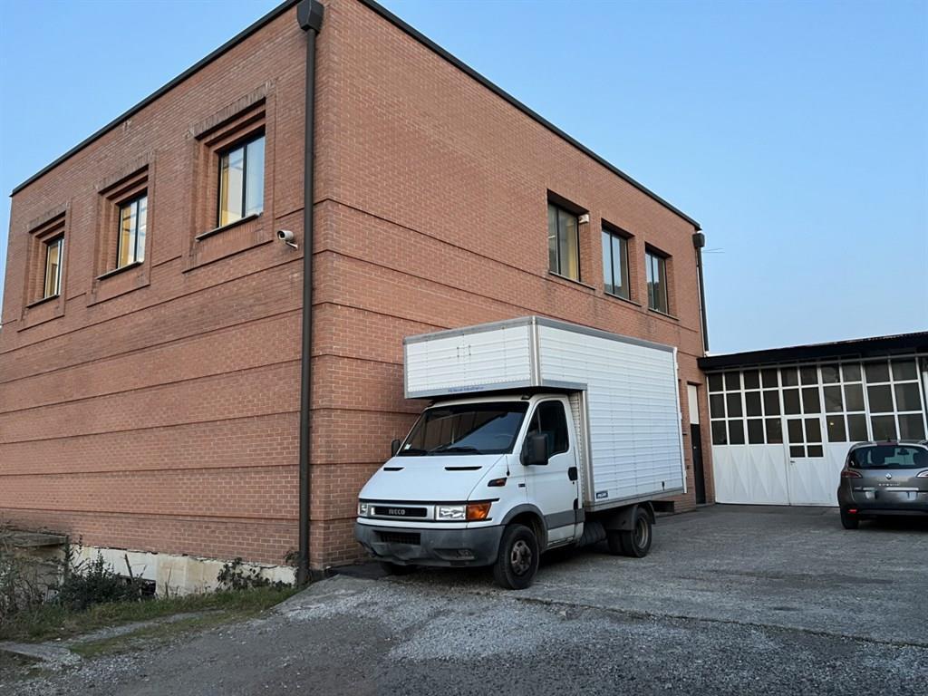 Palazzina commerciale in Via Cadorna 65, Carugo, {3} - Foto 2