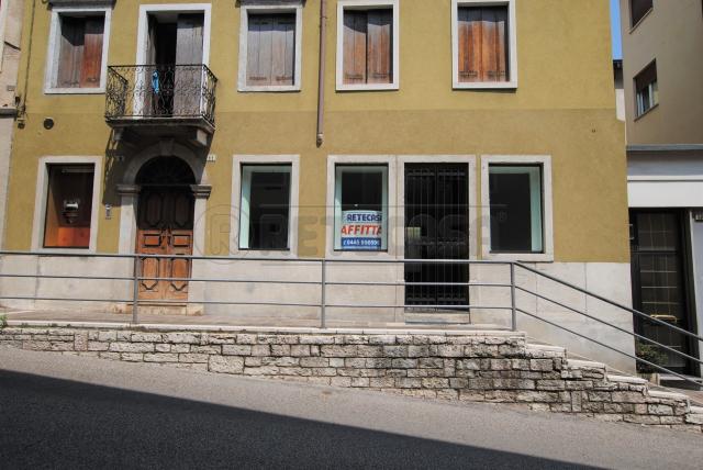 Commercial building in Via 4 Novembre 11, Valdagno - Photo 1