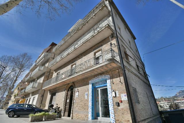 Vierzimmerwohnung in Viale Treviri 19, Ascoli Piceno - Foto 1