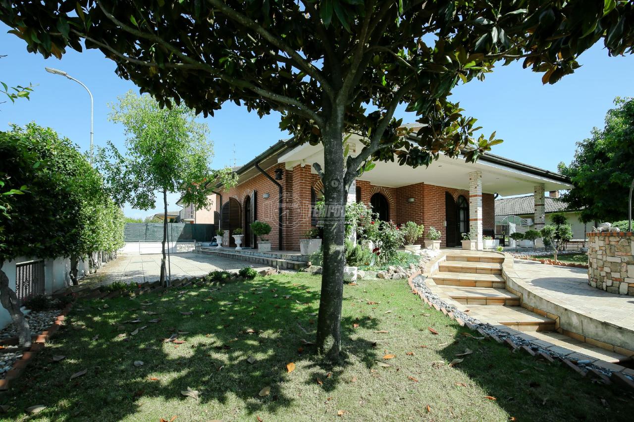 Villa in vendita a Corte de' Cortesi con Cignone