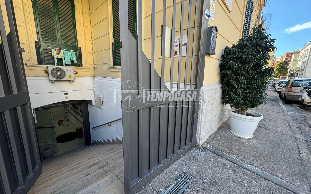 Negozio in Via Ospizio Pasqualino Cafaro, Napoli, {3} - Foto 1