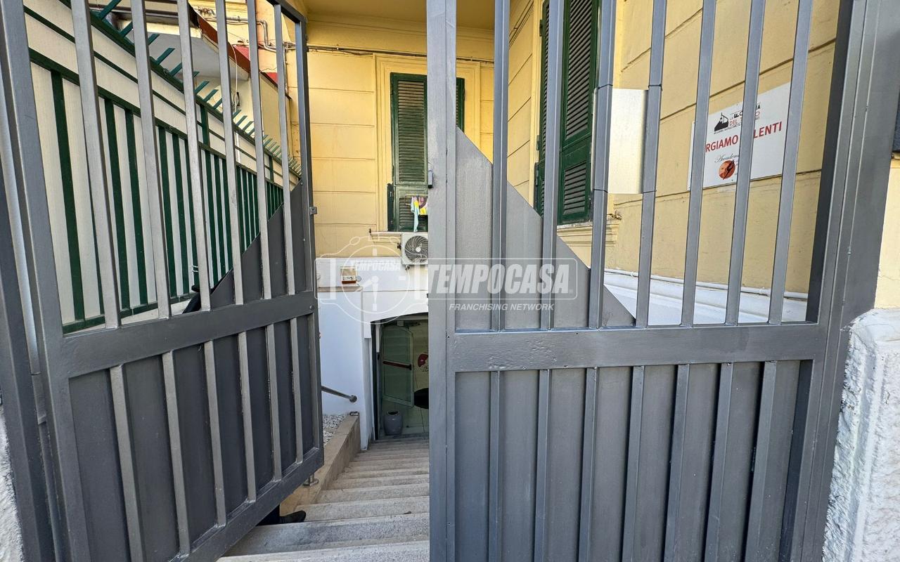 Negozio in Via Ospizio Pasqualino Cafaro, Napoli, {3} - Foto 2