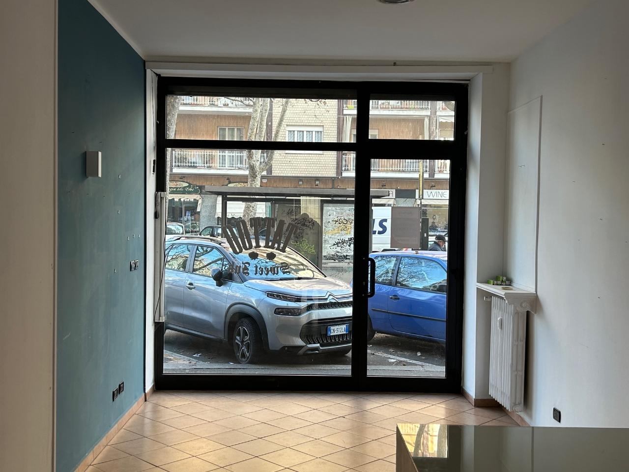 Negozio in Viale Giovanni XXIII 5, Beinasco, {3} - Foto 1