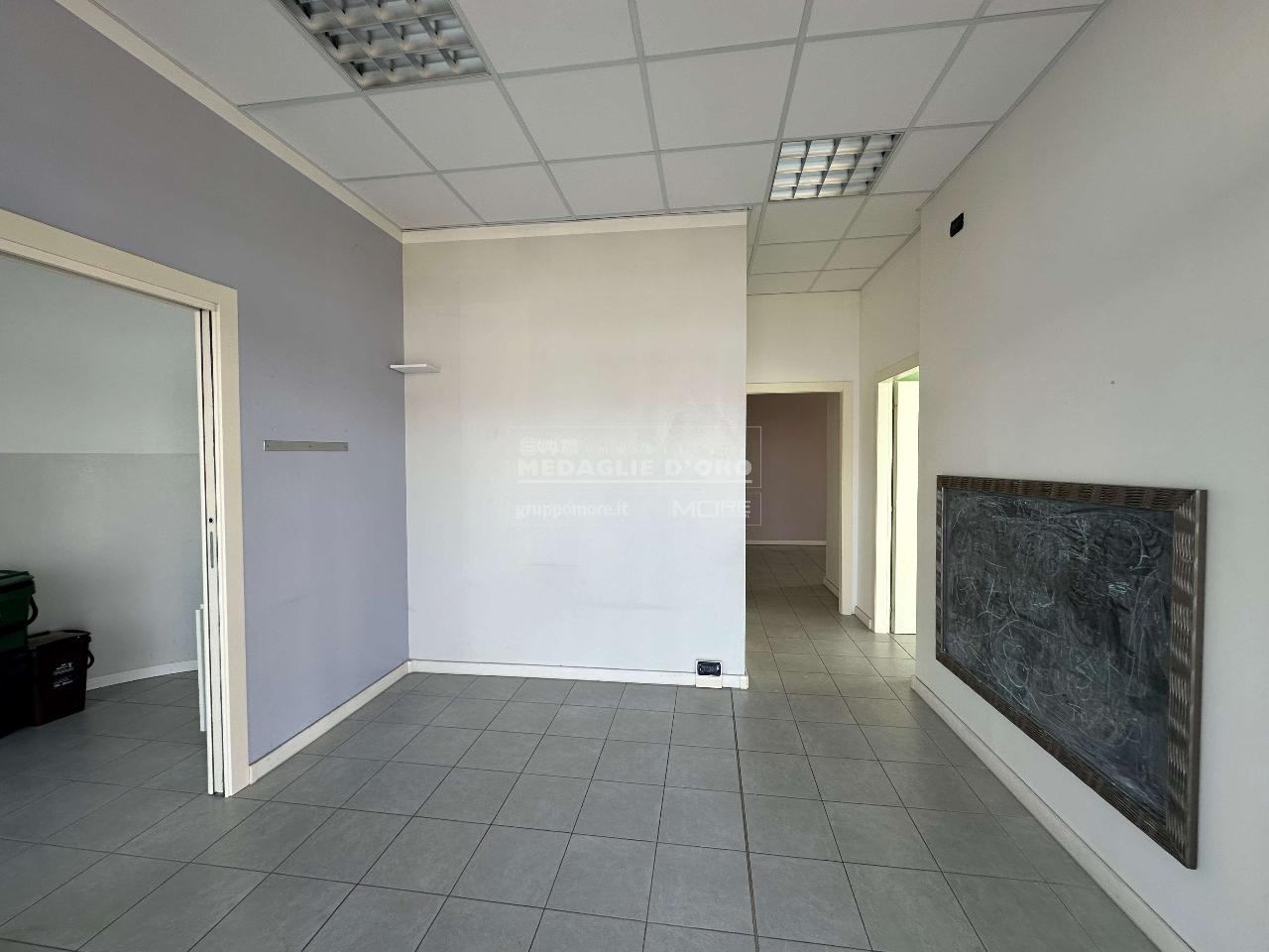 Negozio in Ad.Ze Viale Divisione Acqui, Modena, {3} - Foto 2