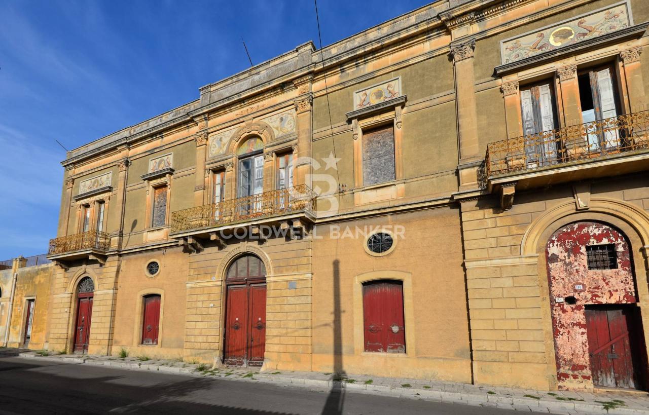 Palazzo in vendita a Squinzano