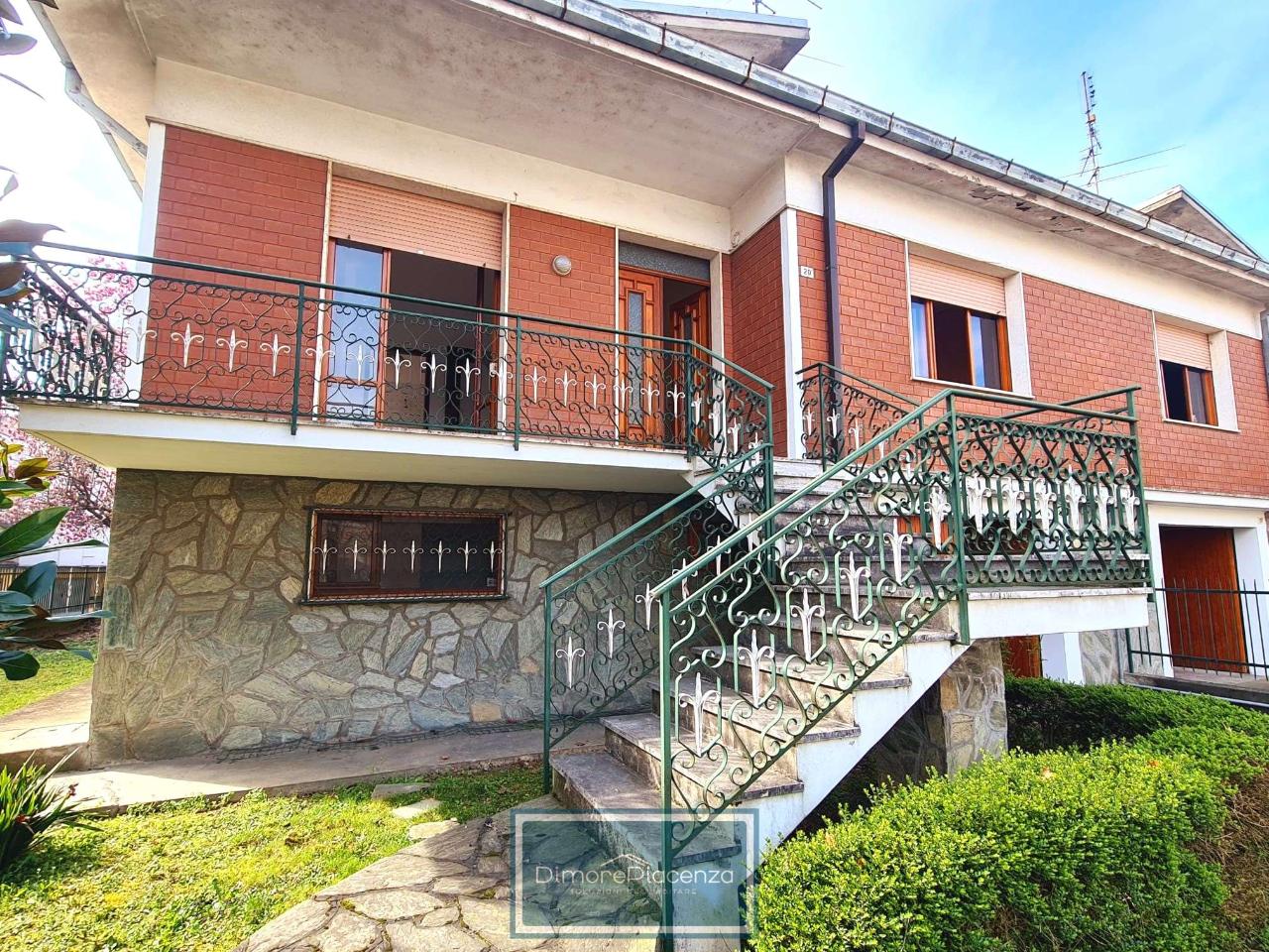 Villa bifamiliare in vendita a Carpaneto Piacentino