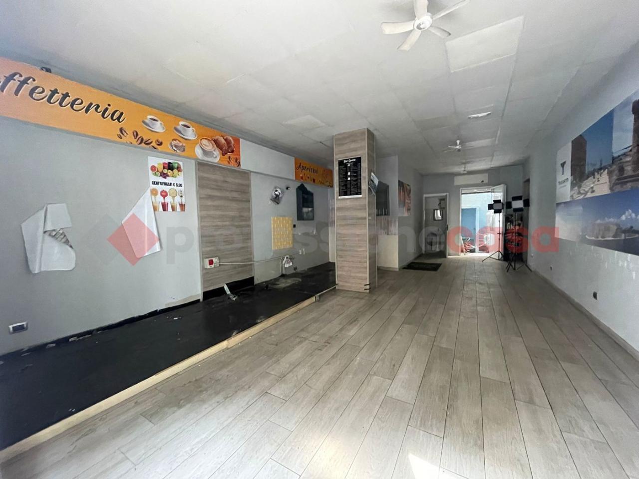 Negozio in Viale Liguria  1, Taranto, {3} - Foto 1