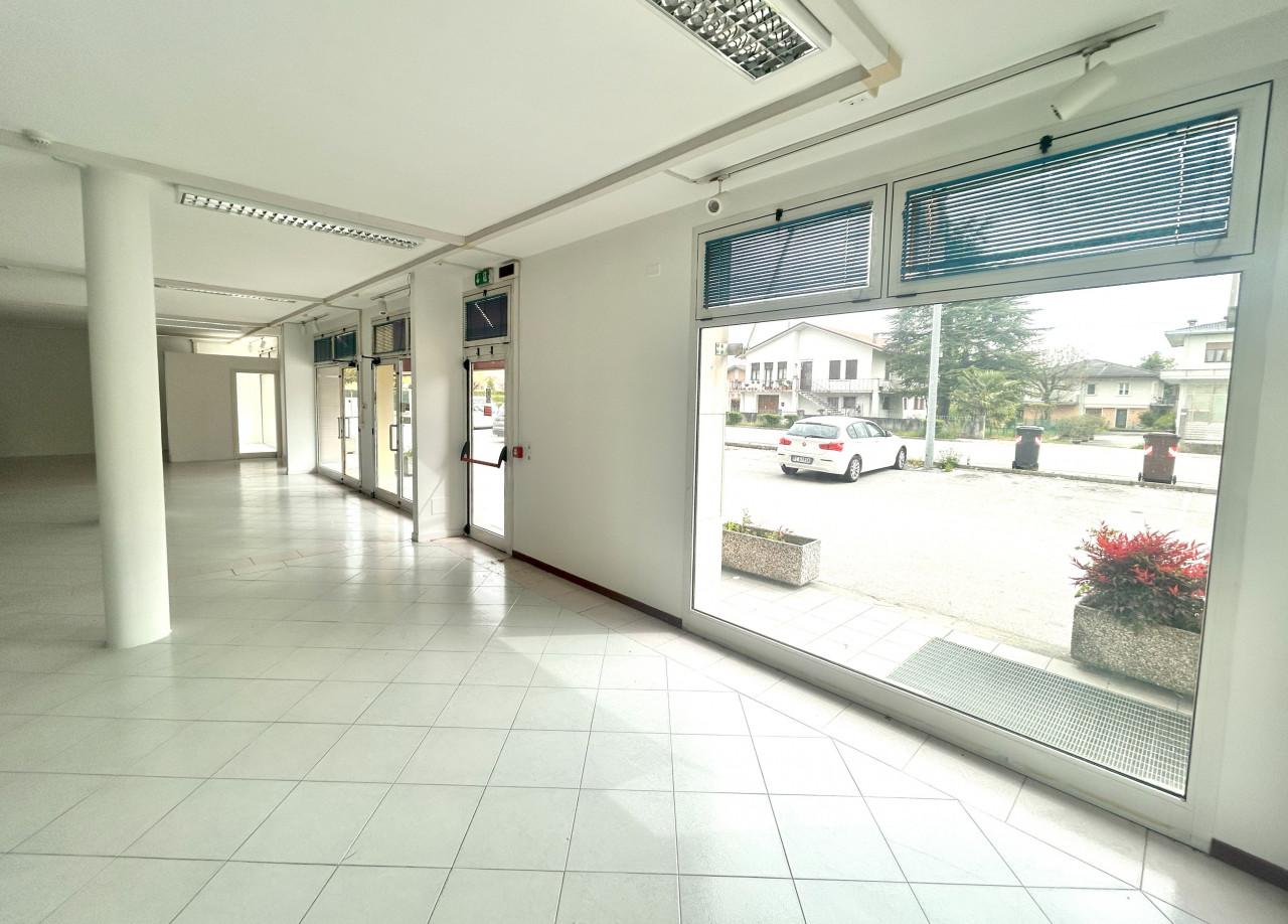 Negozio in Viale della Repubblica, 14, Sandrigo, {3} - Foto 1