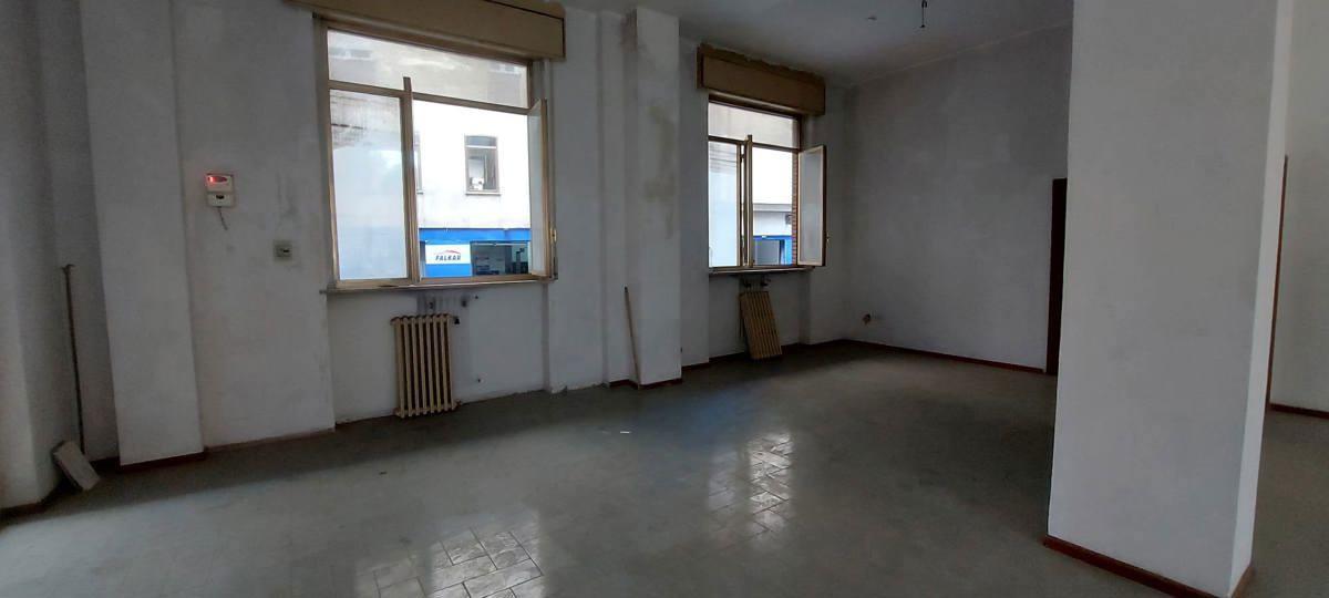 Negozio in Via Tagliamento 1, Avellino, {3} - Foto 2