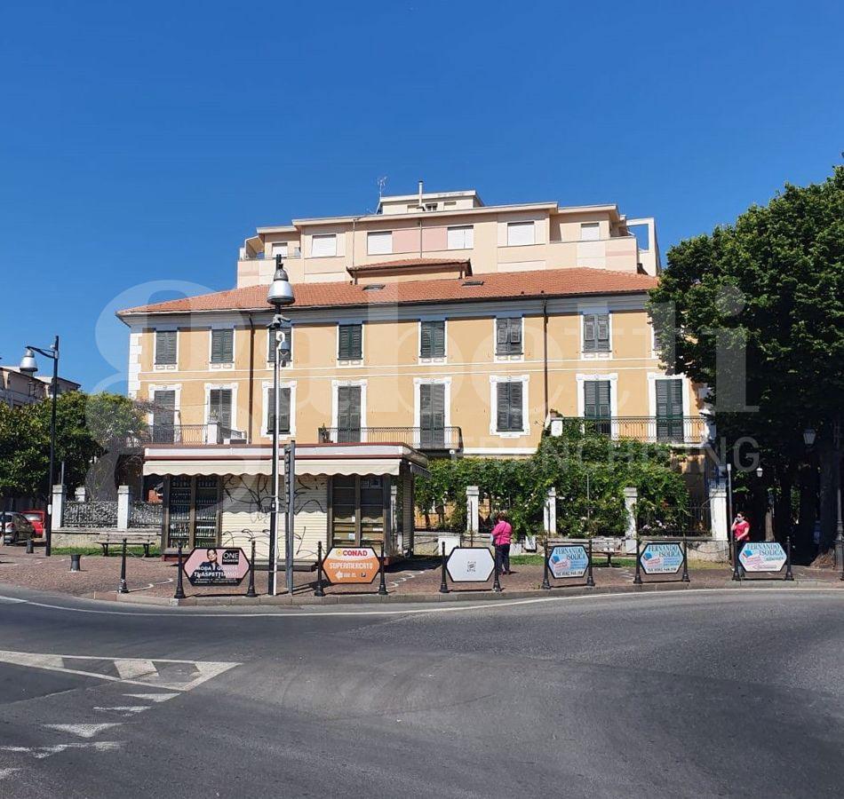 Palazzina commerciale in Viale Martiri della Liberta' 112, Albenga, {3} - Foto 2