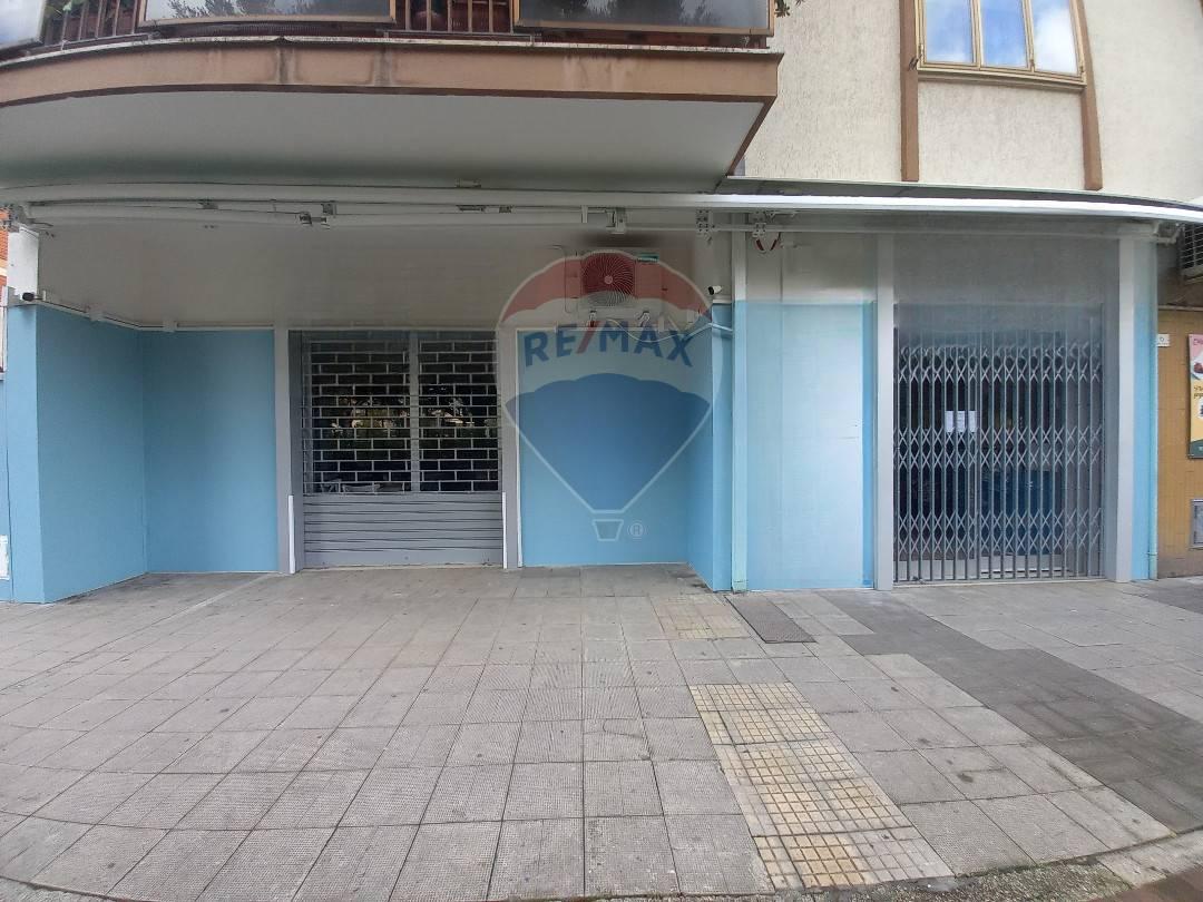 Negozio in Piazza Cattaneo 6, Caserta, {3} - Foto 1