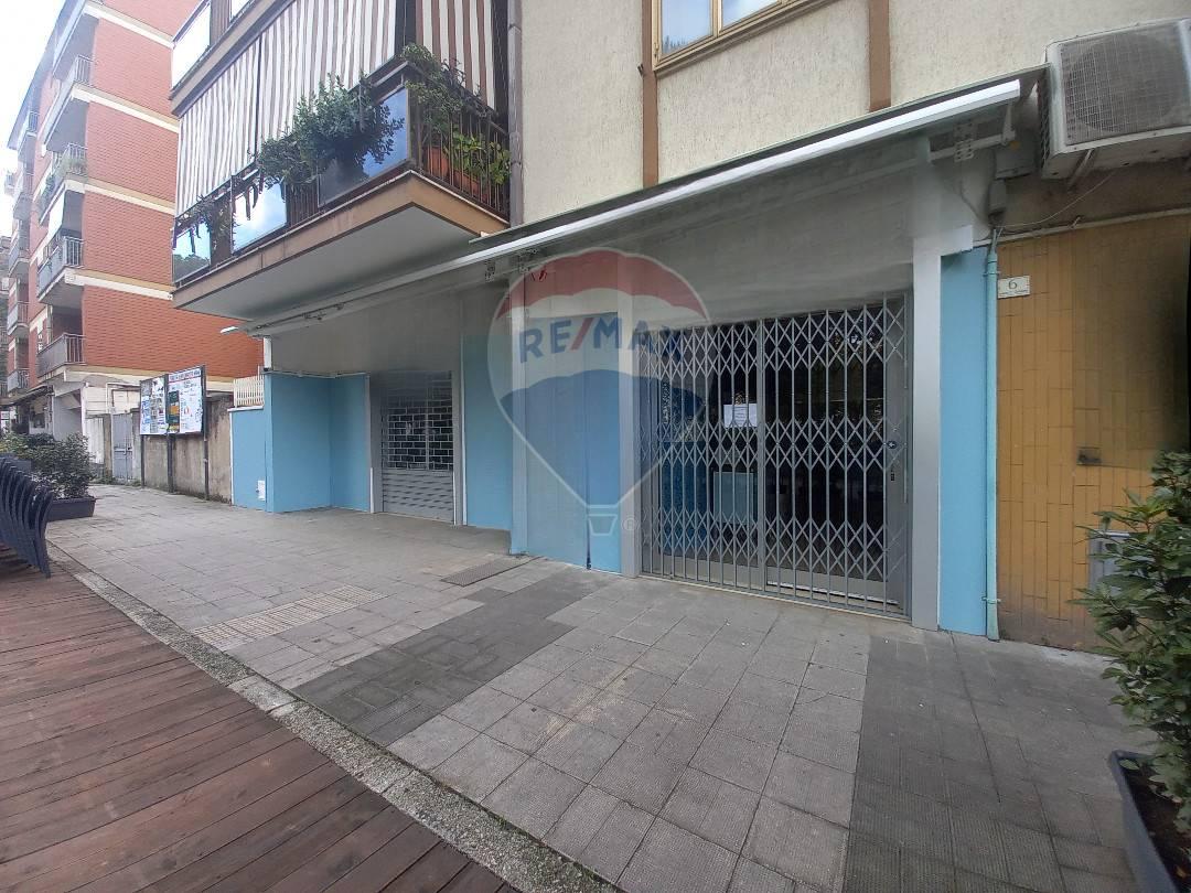 Negozio in Piazza Cattaneo 6, Caserta, {3} - Foto 1
