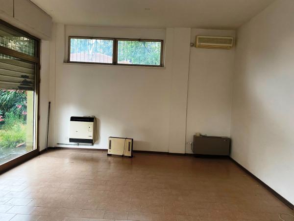 Negozio in Via Gino Ludovichetti 11, Foligno, {3} - Foto 2