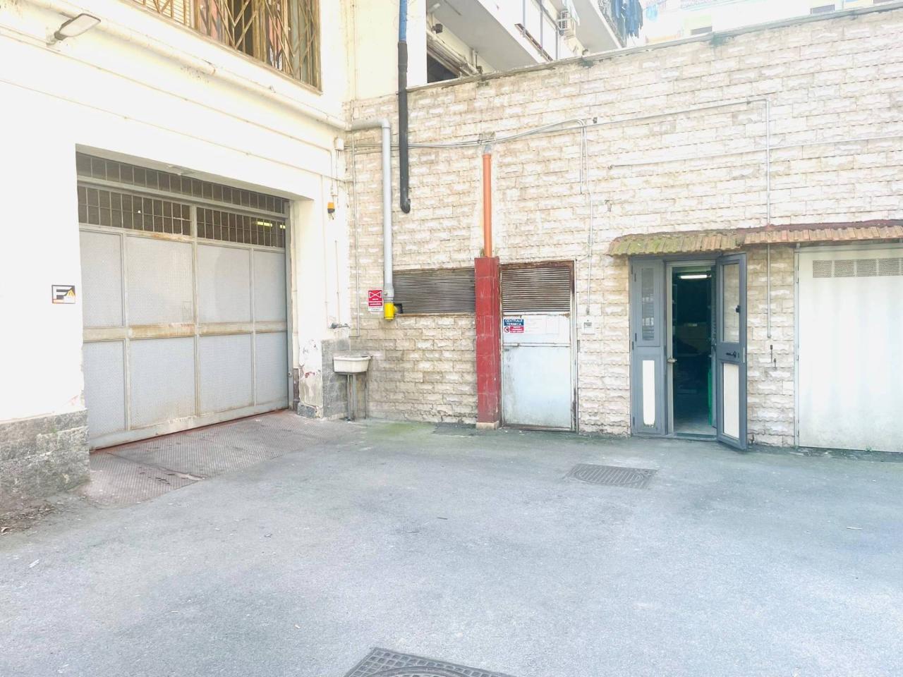 Magazzino in Viale Annibale Maria di Francia, Napoli, {3} - Foto 1