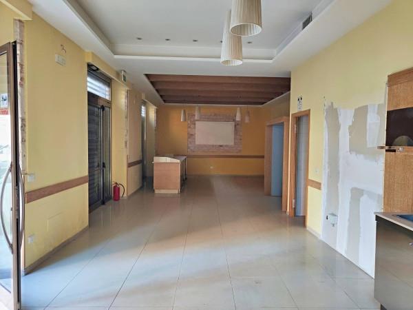 Negozio in Viale Gioacchino Murat, Putignano, {3} - Foto 2
