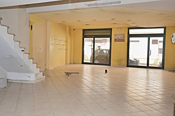 Negozio in Via Carlo Poerio, Castellana Grotte, {3} - Foto 1