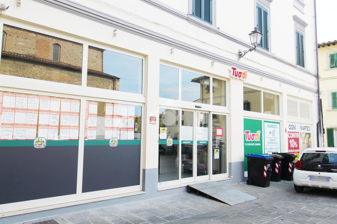 Negozio in Piazza Sant'Elisabetta 4, Prato - Foto 1