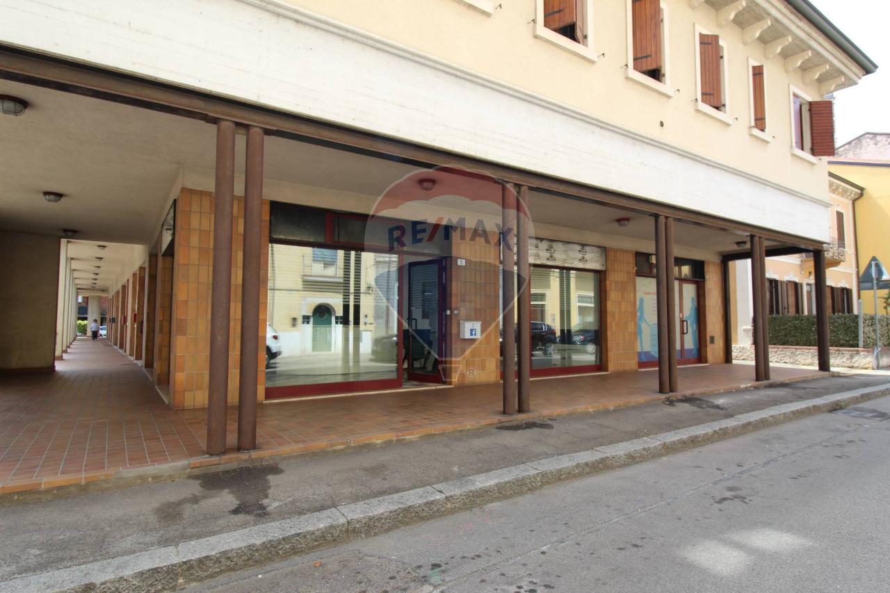 Negozio in Via Luciano Manara 5, Verona - Foto 1