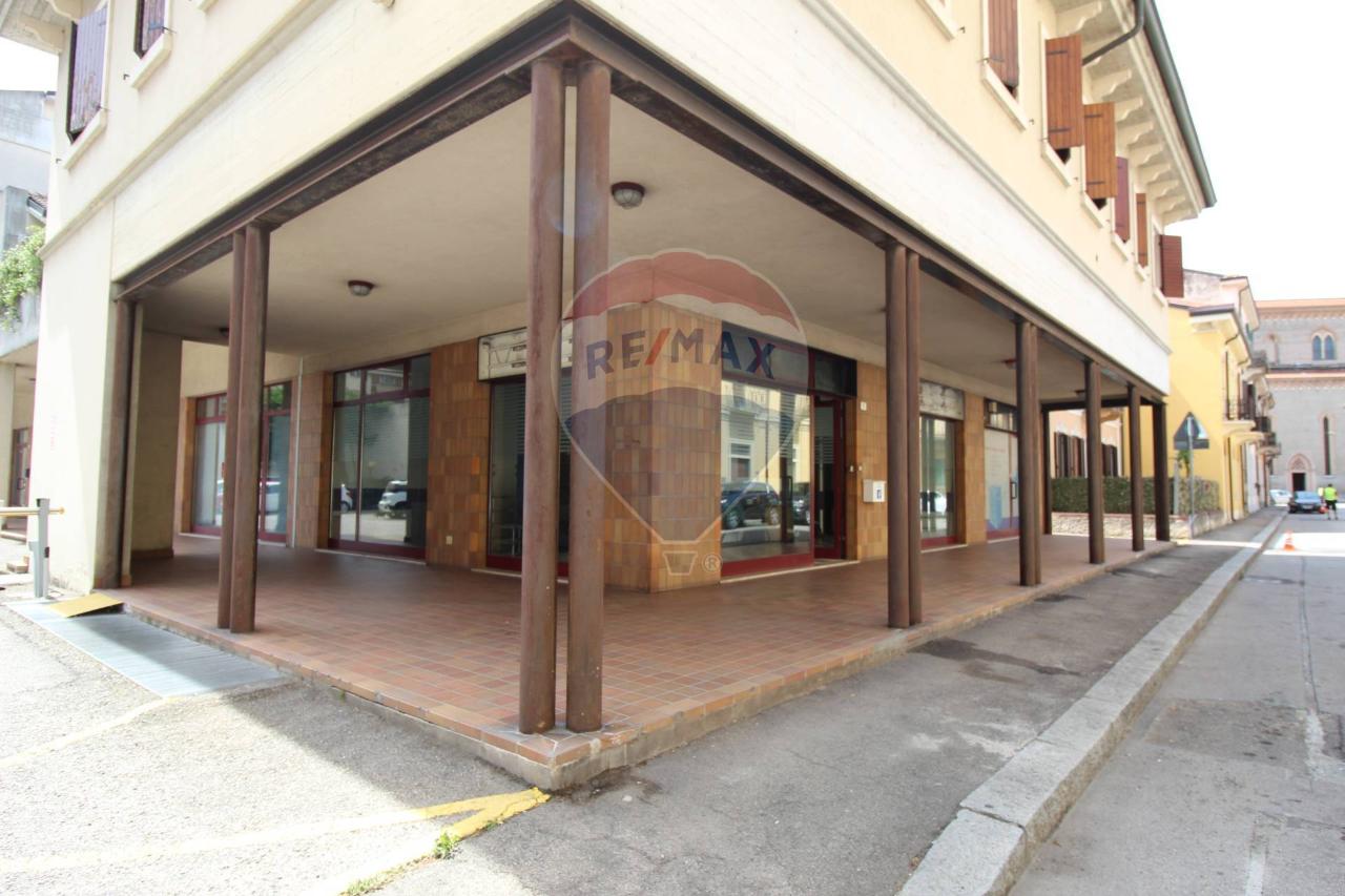 Negozio in Via Luciano Manara 5, Verona - Foto 1