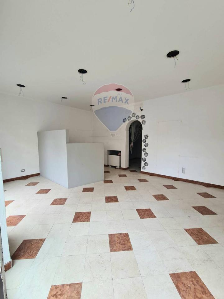 Negozio in Via Luciano Manara 14, Verona - Foto 1