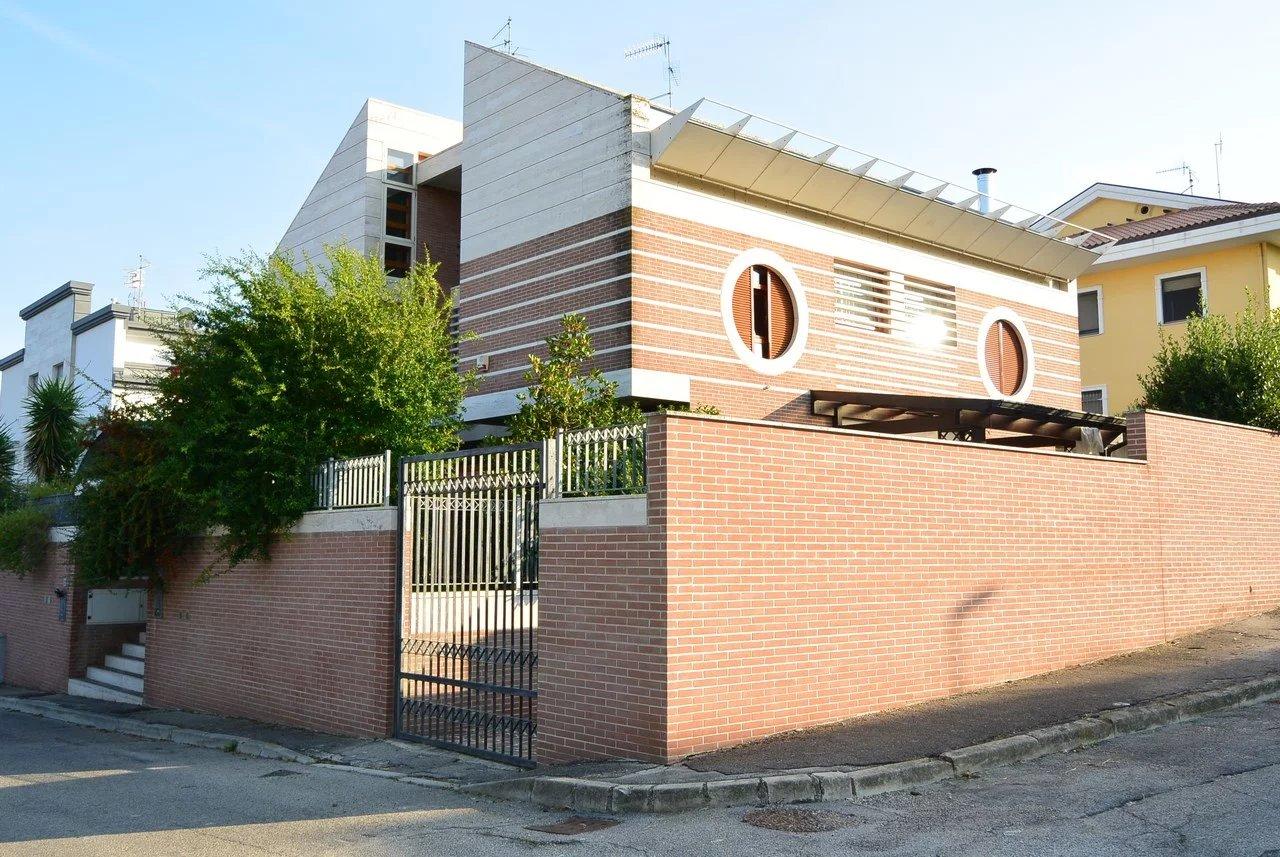 Villa plurifamiliare in vendita a Citta' Sant'Angelo