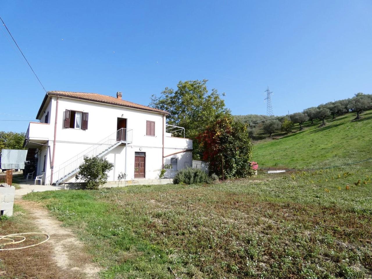Villa plurifamiliare in vendita a Loreto Aprutino