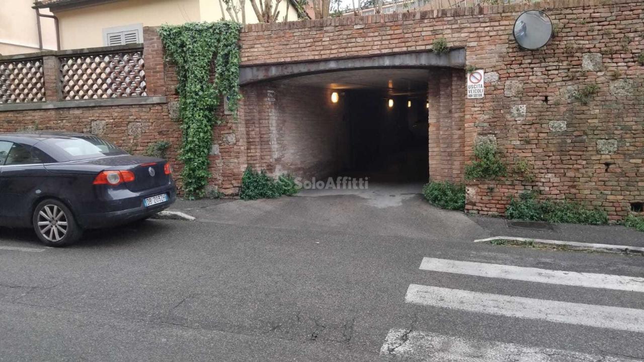 Parcheggio chiuso in affitto a Siena