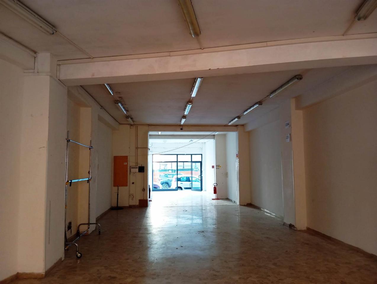 Negozio in Piazza del Mercato, Terni, {3} - Foto 2