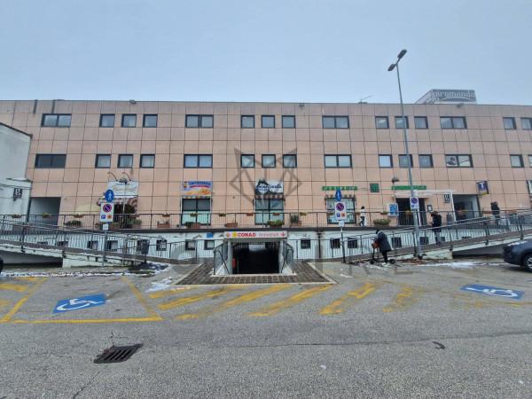 Negozio in Piazza 25 Aprile, Bastia Umbra, {3} - Foto 1