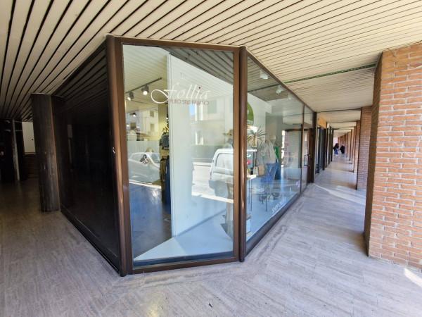 Negozio in Via Vittorio Veneto, Bastia Umbra, {3} - Foto 1