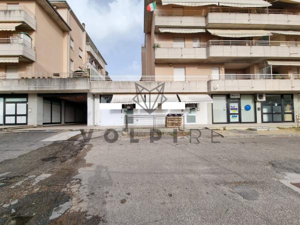 Negozio in Via Antonio Gramsci, Bastia Umbra, {3} - Foto 1