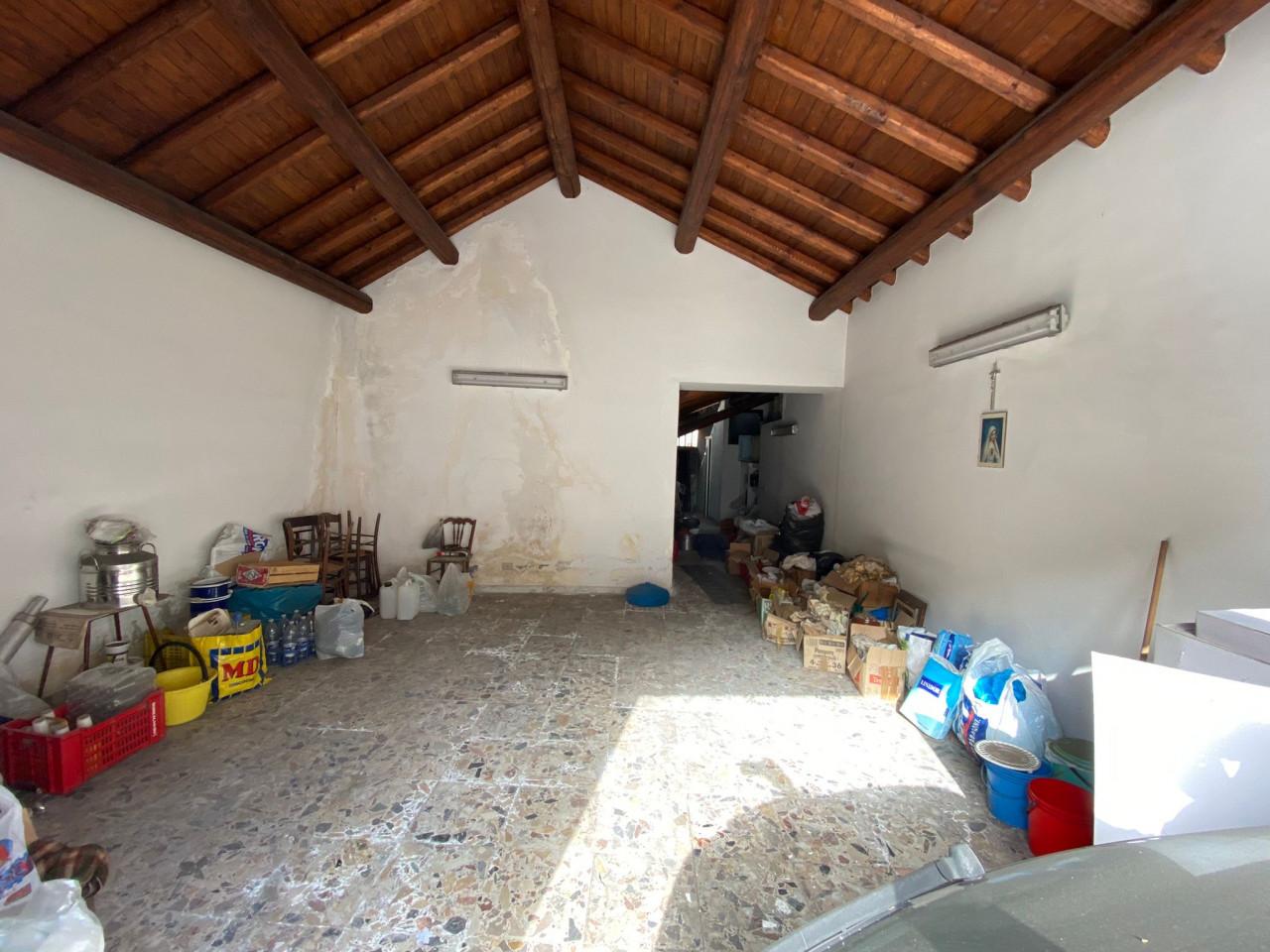 Garage in affitto a Aci Sant'Antonio
