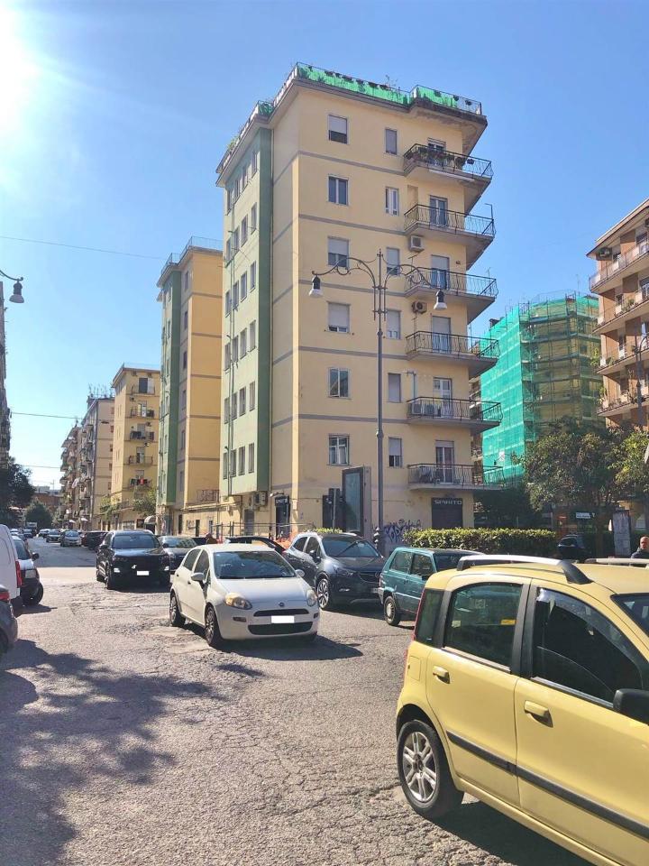 Negozio in P.Za della Libertà, Salerno, {3} - Foto 2